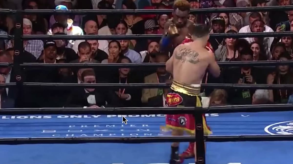 Charlo vs Castaño. The high-horns guard, mid-round